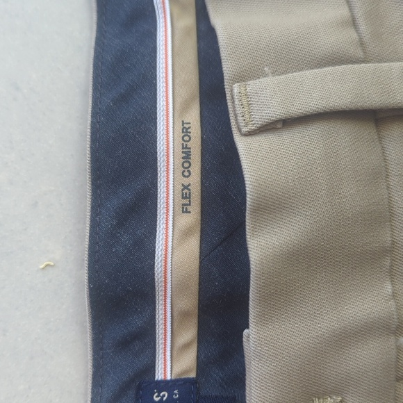 Dockers Tan Chinos Classic Fit Cotton Blend Size 44 X 30 Excellent Condition - Picture 3 of 6